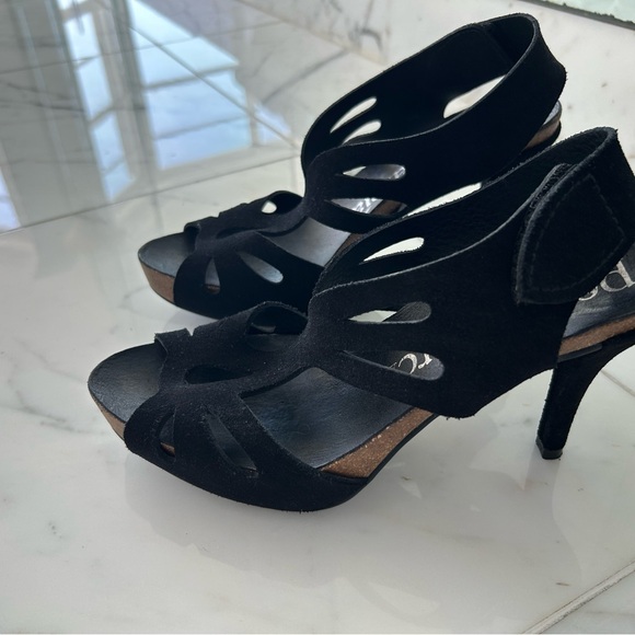 Black suede Pedro Garcia platform heels Size 37 1/2. - Picture 5 of 5